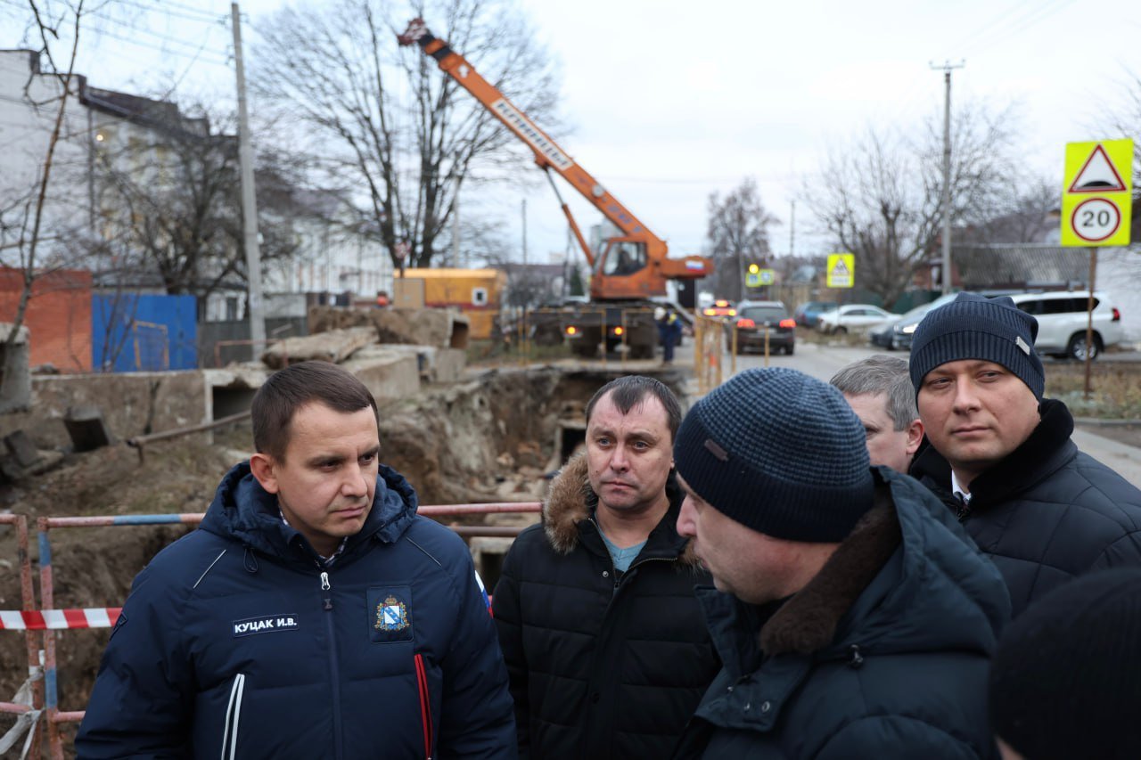 В Курске участок тепломагистрали на Павлуновского отремонтируют до конца завтрашнего дня  Сегодня состоялось выездное совещание главы города Игоря Куцака, в котором приняли участие управляющий директор филиала АО «Квадра» – «Курская генерация» Данил Дунин, руководитель городской инспекции ЖКХ Игорь Ковалев, председатель комитета ЖКХ Антон Бартенев.  На Павлуновского, 95, произошло повреждение участка на тепломагистрали. К счастью, никто из жителей близлежащих домов, в том числе и 19-я школа, без тепла не остались. Обошлось без отключений.  Данил Дунин рассказал, что сейчас там работают две бригады.   – Повреждение вовремя заметили. Заменили трубы на большом участке – почти 40 метров. Поэтому теперь качество теплоснабжения здесь только улучшится. Все работы планируем завершить до конца завтрашнего дня, – отметил Данил Дунин.  Глава города поинтересовался, какова динамика повреждений по сравнению с прошлым годом? В 2024 году отопительный сезон начался раньше. Повреждения на тепломагистрали были, но их оперативно устраняли. Самое главное – длительных отключений потребителей не было.  Фото: Влад Малышко