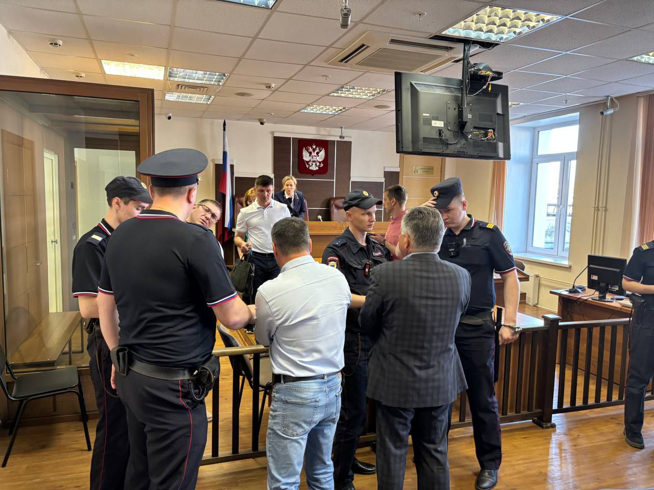 Пермский краевой суд отправил под стражу экс-депутата законодательного собрания Виктора Плюснина. Апелляция приговорила его к 5 годам 9 месяцам лишения свободы. Его сын Егор Плюснин приговорён к пяти годам лишения свободы. Предприниматель Юрий Рогожников получил наказание в виде трех лет лишения свободы. Ранее суд первой инстанции согласился с версией следствия, что фигуранты похитили деньги при строительстве дома для детей-сирот в Добрянке, которым занималась компания «Дитранс-Строй». Эта фирма фактически контролировалась семьей господина Плюснина. Никто из подсудимых вины не признал. Отец и сын Плюснины получили по шесть и пять лет лишения свободы условно, а господин Рогожников— четыре года условного заключения. Прокуратура настаивала на реальном сроке, гособвинитель предлагал приговорить Виктора Плюснина к десяти годам лишения свободы, Егора Плюснина к девяти, Юрия Рогожникова — к восьми. Приговор пытались обжаловать как осужденные, так и прокуратура.