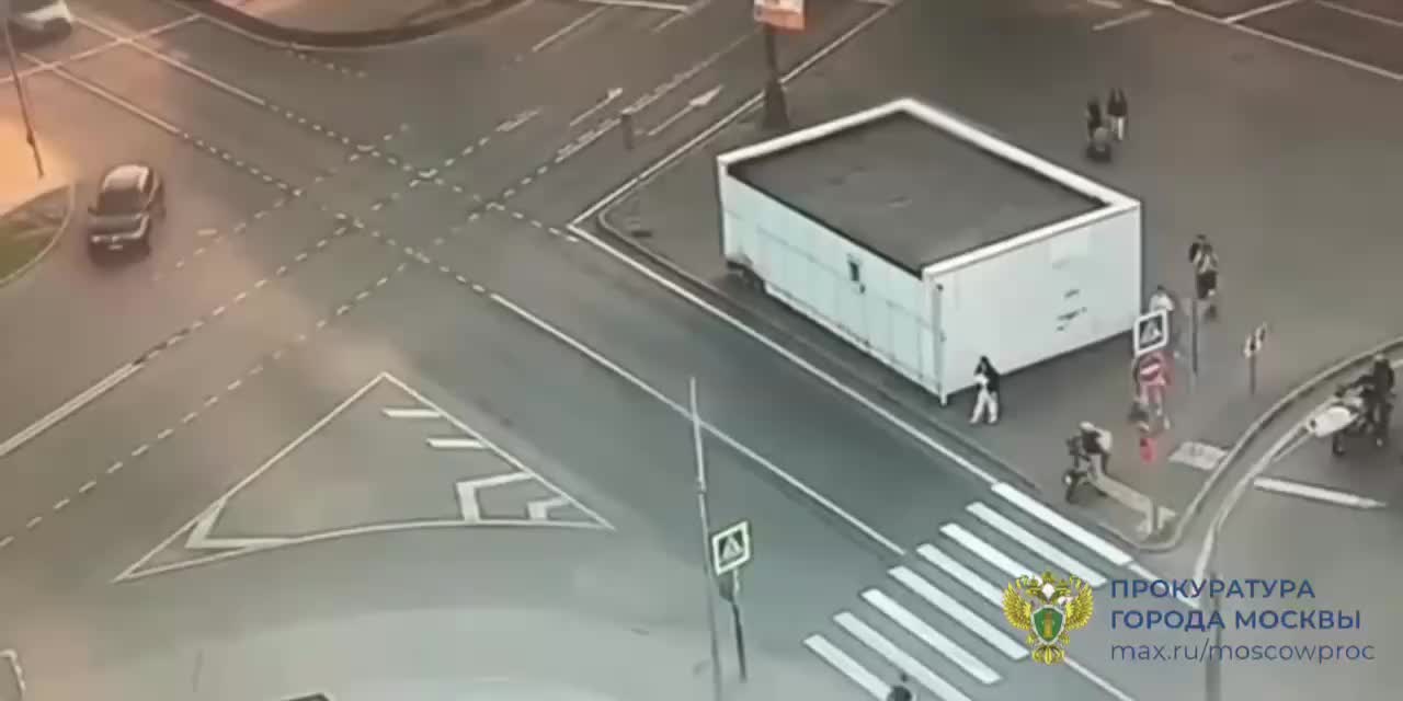 Два школьника на самокате сбиты автомобилем в Москве