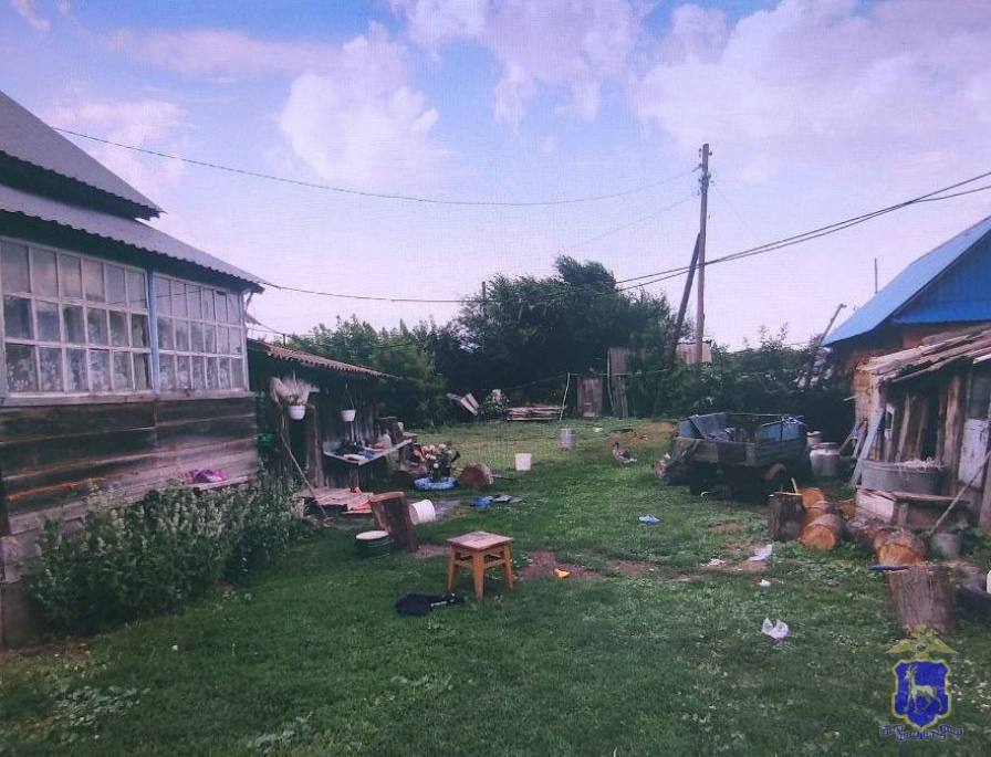 В Волжском районе полицейские задержали подозреваемого в убийстве Жителя села Подъем-Михайловка оперативники доставили в СК РФ. Днем 21 июля текущего года в дежурную часть Отдела МВД России по Волжскому району поступило сообщение о преступлении, совершенном в одном из домовладений села Подъем-Михайловка. На место происшествия незамедлительно выехали сотрудники полиции. Прибыв по указанному адресу, они обнаружили в сенях тело женщины с признаками насильственной смерти. В доме находился мужчина 1984 года рождения, ранее привлекавшийся к административной ответственности за мелкое хулиганство. С его слов полицейские установили личность погибшей — его 34-летней сожительницы, собственницы домовладения. Мужчина пояснил полицейским, что вернулся утром домой от родственников, обнаружил труп и вызвал сотрудников экстренных служб. Версия местного жителя вызвала сомнение у оперативников. Они тщательно изучили обстановку в помещении, предъявили селянину доказательства, и он сознался в совершении противоправного деяния. С его слов, накануне вечером во время распития спиртных напитков между ним и сожительницей на почве бытовых разногласий произошла ссора. Во время конфликта он не смог найти аргументов и выстрелил в сторону женщины из своего охотничьего оружия. После чего, испугавшись последствий и не проверяя состояние пострадавшей, уехал к родственникам, где спрятал ружье. Вернувшись на следующее утро домой, обнаружил труп и сообщил о своей «страшной находке» в экстренные службы. Подозреваемого сотрудники полиции доставили в Следственное управление СК России по Самарской области для проведения следственных действий.