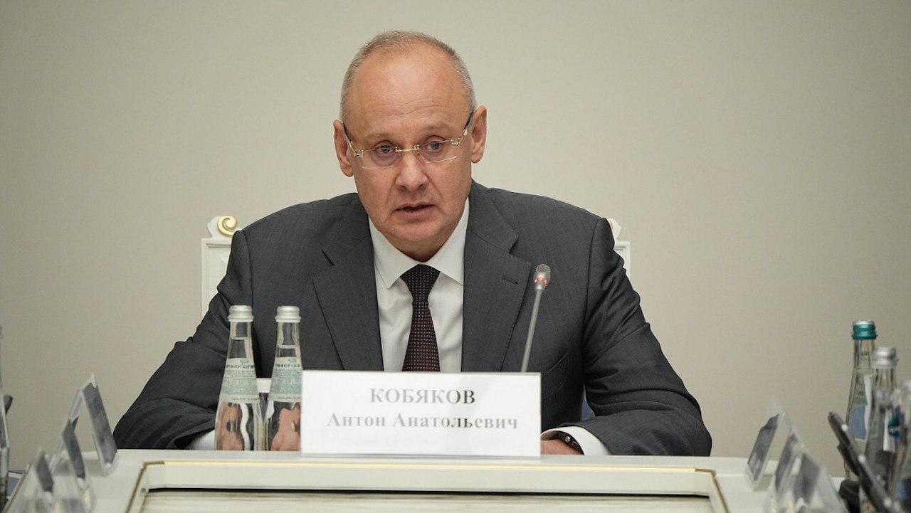 Петербургский международный экономический форум пройдет с 3 по 6 июня 2026 года в Северной столице На заседании организационного комитета ПМЭФ особое внимание уделили вопросам формирования гуманитарной и молодежной составляющих форума а также развитию кадрового потенциала и поддержке инициатив ориентированных на будущее страны Неотъемлемой частью программы ПМЭФ 2026 станет ежегодный Международный молодежный форум который проходит под девизом День будущего Это мероприятие отражает стратегические приоритеты развития России на ближайшие годы формирование будущего страны и общества через поддержку молодежи деятельности молодых ученых специалистов и предпринимателей подчеркнул советник президента Российской Федерации ответственный секретарь оргкомитета ПМЭФ Антон Кобяков Фото Росконгресс Все самые важные новости Telegram MAX