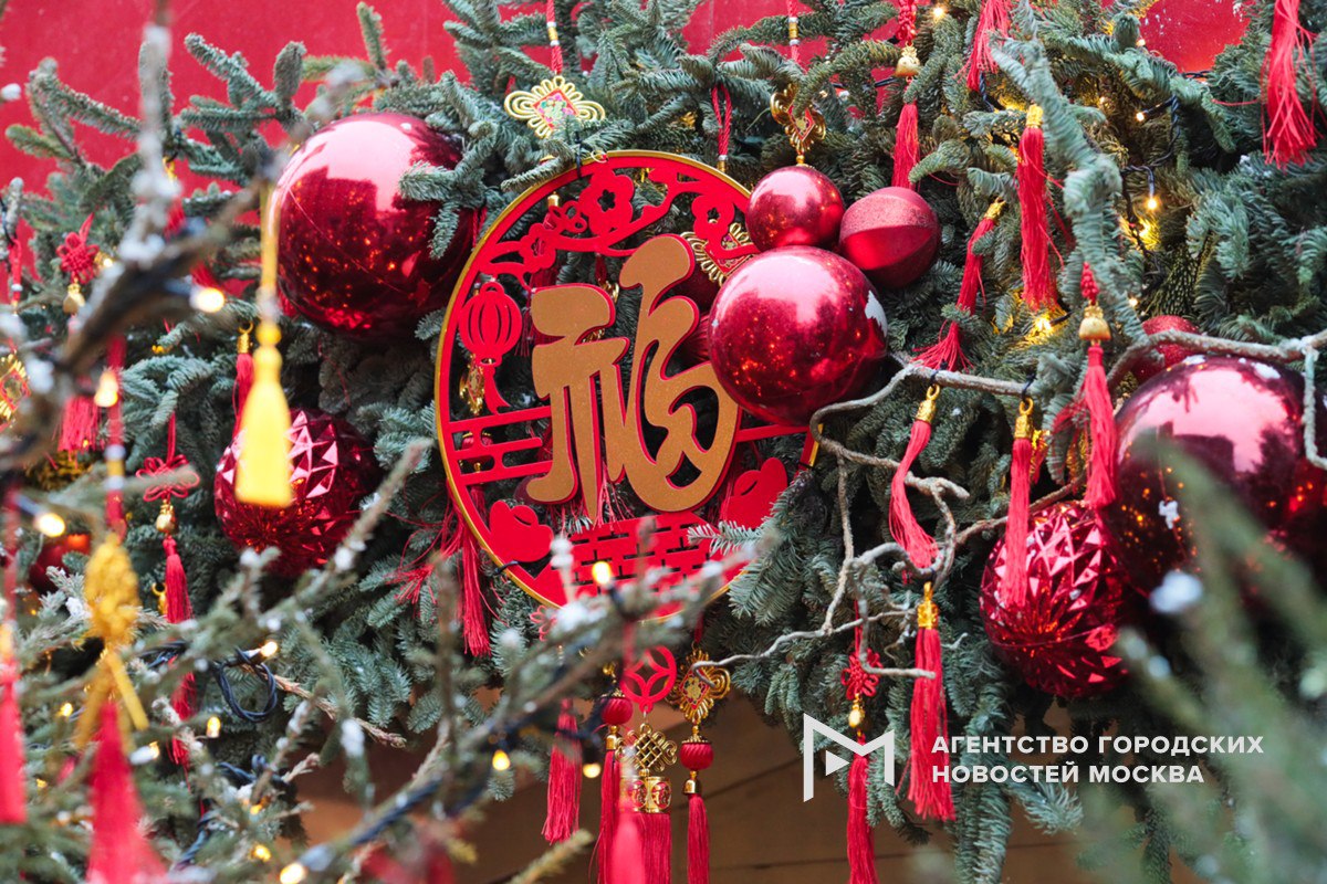 Международный фестиваль Китайский Новый год в Москве пройдет с 16 февраля по 1 марта в этом году столица официально отпразднует Праздник весны уже в третий раз В Москву прибудут более 100 артистов из Пекина и провинций Гуандун Хайнань Хэнань Внутренняя Монголия и Чжэцзян Гости представят китайскую оперу народные танцы акробатическое и боевое искусство а также проведут мастер классы Главными площадками фестиваля станут Манежная площадь и переход к площади Революции Подпишись на Агентство Москва