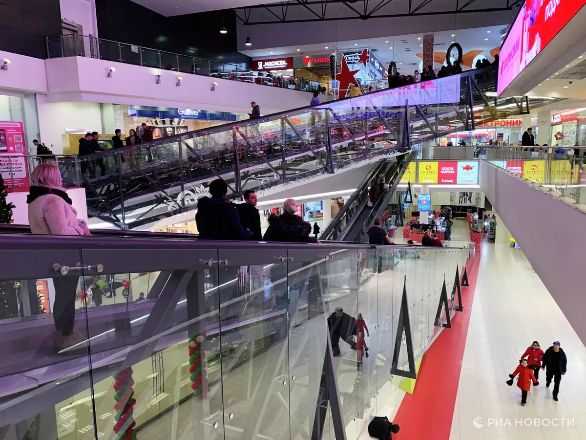 Рейтинг отраслей с наиболее высоким спросом на персонал в России по итогам ноября возглавили ритейл промышленность и строительство показал анализ SuperJob для РИА Новости Четвертое место заняли перевозки в том числе грузовые транспорт логистика склад и ВЭД а на пятом одновременно разместились туризм гостиницы а также общепит Подписаться на РИА Новости экономика Все наши каналы