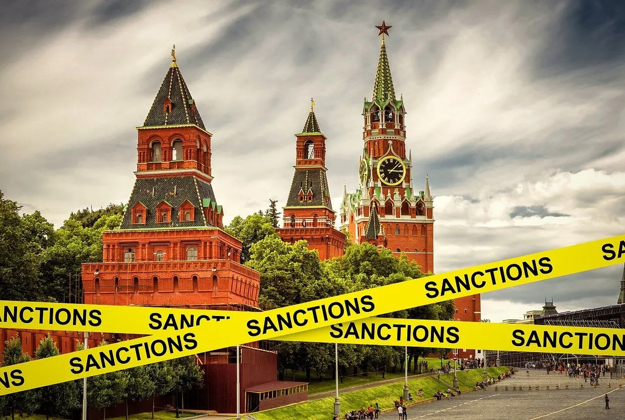 ЕС собирается снять красные линии в новых санкциях против России Глава европейской дипломатии Кая Каллас заявила что Евросоюз работает над 21 м пакетом санкций и одновременно обсуждает пересмотр прежних ограничений которые внутри ЕС называли красными линиями то есть внутренних политических и экономических пределов сдерживавших еще более жесткие меры Среди таких направлений в практике санкционной политики ЕС обычно рассматриваются более глубокие ограничения в финансовом секторе и расчётах расширение мер против обходных схем через третьи страны усиление экспортного контроля на технологии и оборудование дальнейшие ограничения против отдельных логистических и торговых цепочек политика