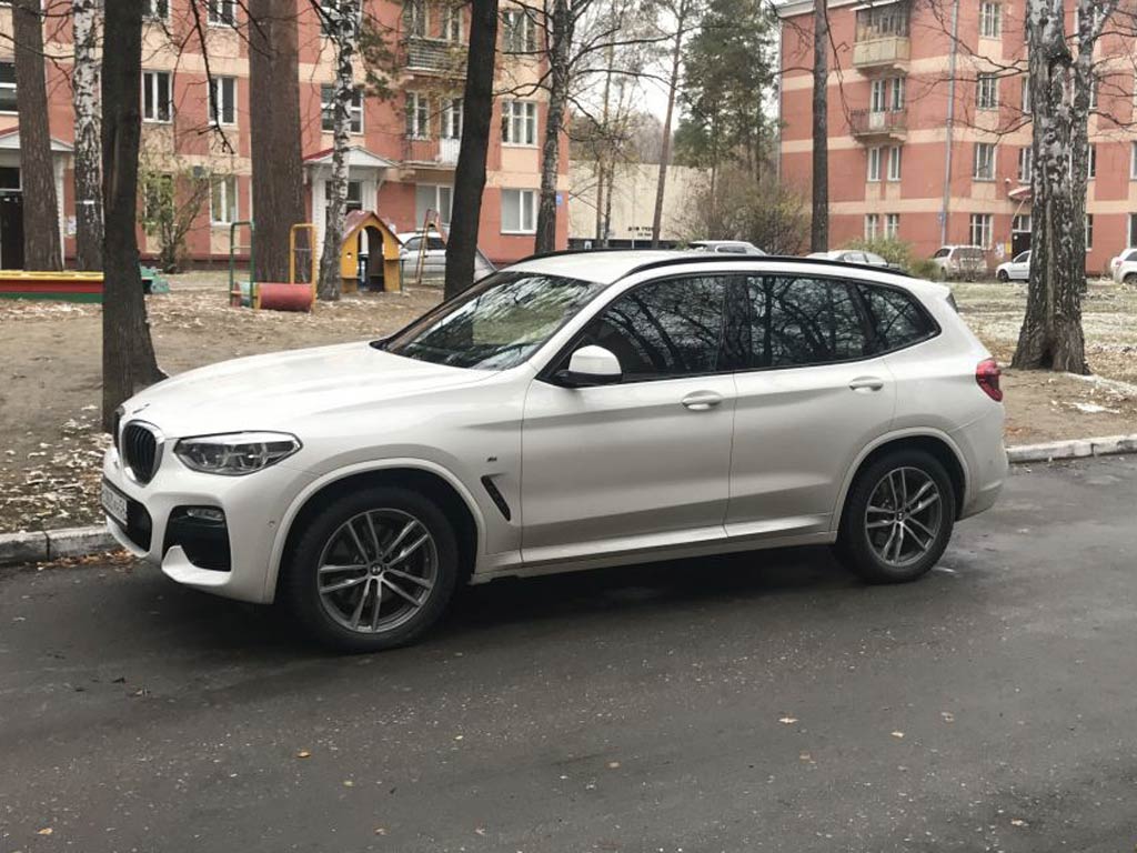 Страховая проиграла суд из-за ремонта BMW после ДТП на Камчатке Весной прошлого года в Петропавловске произошло ДТП - водитель Toyota Land Cruiser Prado не уступил дорогу при повороте и врезался в BMW X3. Оба автомобиля были застрахованы по ОСАГО. Хозяйка BMW обратилась в страховую за ремонтом, но компания отказала, сославшись на отсутствие в регионе своих авторизованных сервисов. Вместо ремонта страховщик выплатил всего 70 тысяч рублей. Женщина не согласилась с такой суммой и заказала независимую экспертизу, которая оценила реальный ущерб в 330 тысяч рублей. После этого она подала в суд. Петропавловский суд встал на сторону потерпевшей, обязав страховую выплатить: полную стоимость ремонта штраф за отказ добровольно возместить ущерб судебные издержки расходы на экспертизу ‼ Итого - более 340 тысяч рублей. Страховая пыталась оспорить решение в апелляции, но суд подтвердил: отсутствие партнерских СТО не дает права страховщикам в одностороннем порядке менять форму возмещения с ремонта на денежную выплату без согласия клиента. Окончательное решение осталось без изменений