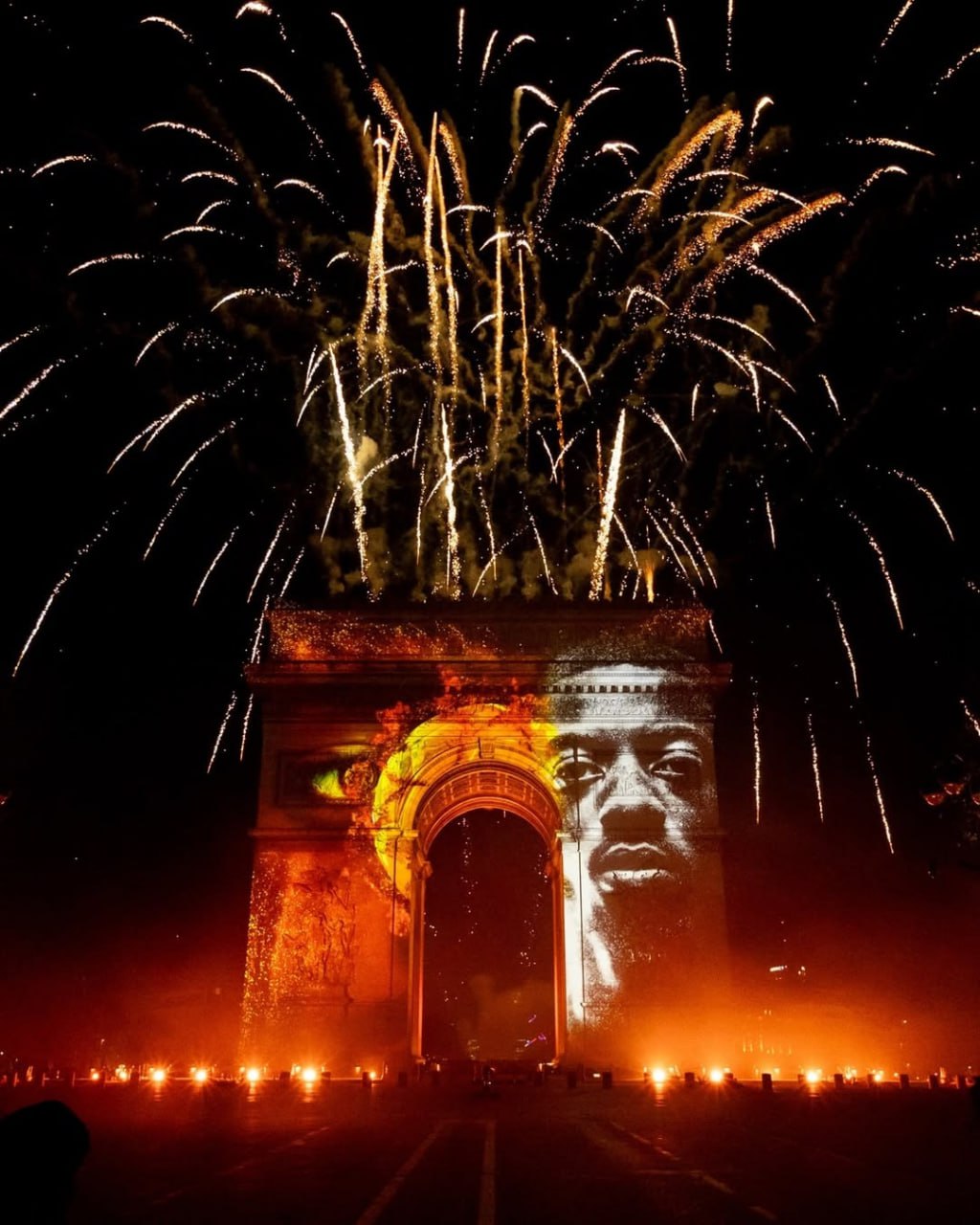 Лицо Дембеле появилось на Триумфальной арке в новогоднюю ночь Мэрия Парижа таким образом поздравила игрока ПСЖ который в 2025 году получил Золотой мяч и выиграл несколько титулов с командой Подписывайтесь на РИА Новости Спорт в MAX