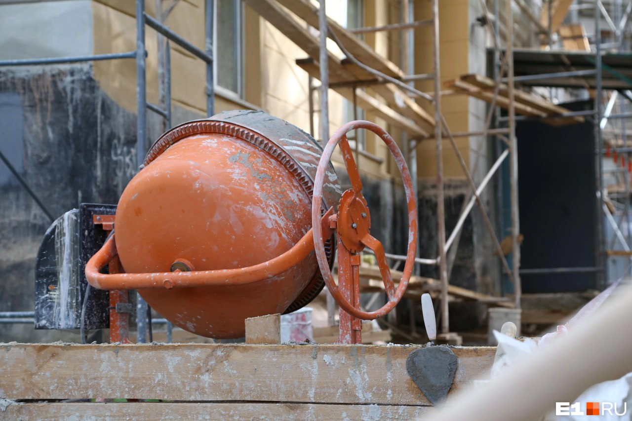 Министерство обороны РФ может стать новым владельцем группы компаний Востокцемент Холдинг войдёт в состав Военно строительной компании ВСК и на его базе будет создан кластер по производству строительных материалов сообщается в ряде российских СМИ По данным Контур Фокус в реестре юридических лиц директором по прежнему числится Андрей Пушкарёв брат экс мэра Владивостока Игоря Пушкарева отбывающего наказание за злоупотребление должностными полномочиями и получение взятки Собственником все еще значится Росимущество возможно изменения в силу не вступили 6 февраля в vostokcement заявили что гендиректор сменился на эту должность пришел Борис Зимин совладелец строительной компании БВС Групп Уважаемые коллеги завершаю работу в должности генерального директора Востокцемента Мы вместе с вами строили будущее Дальнего Востока на протяжении многих лет И как мне кажется нам есть чем гордиться Собственником назначен новый руководитель Зимин Борис Алексеевич Прошу любить и жаловать Желаю Борису Алексеевичу успехов а предприятиям развития и процветания Я продолжаю работу в должности заместителя генерального директора А С Пушкарёв говорится в сообщении На сайте Минобороны намеков на приобретение предприятия нет только упоминание что в конце января ВСК учредила акционерное общество Строительная компания Военстрой Его главная функция мобилизация наращивание и развитие собственных ресурсов кадрового потенциала и материальных средств для создания объектов в интересах Минобороны России Подписаться в Telegram    Подписаться в MAX