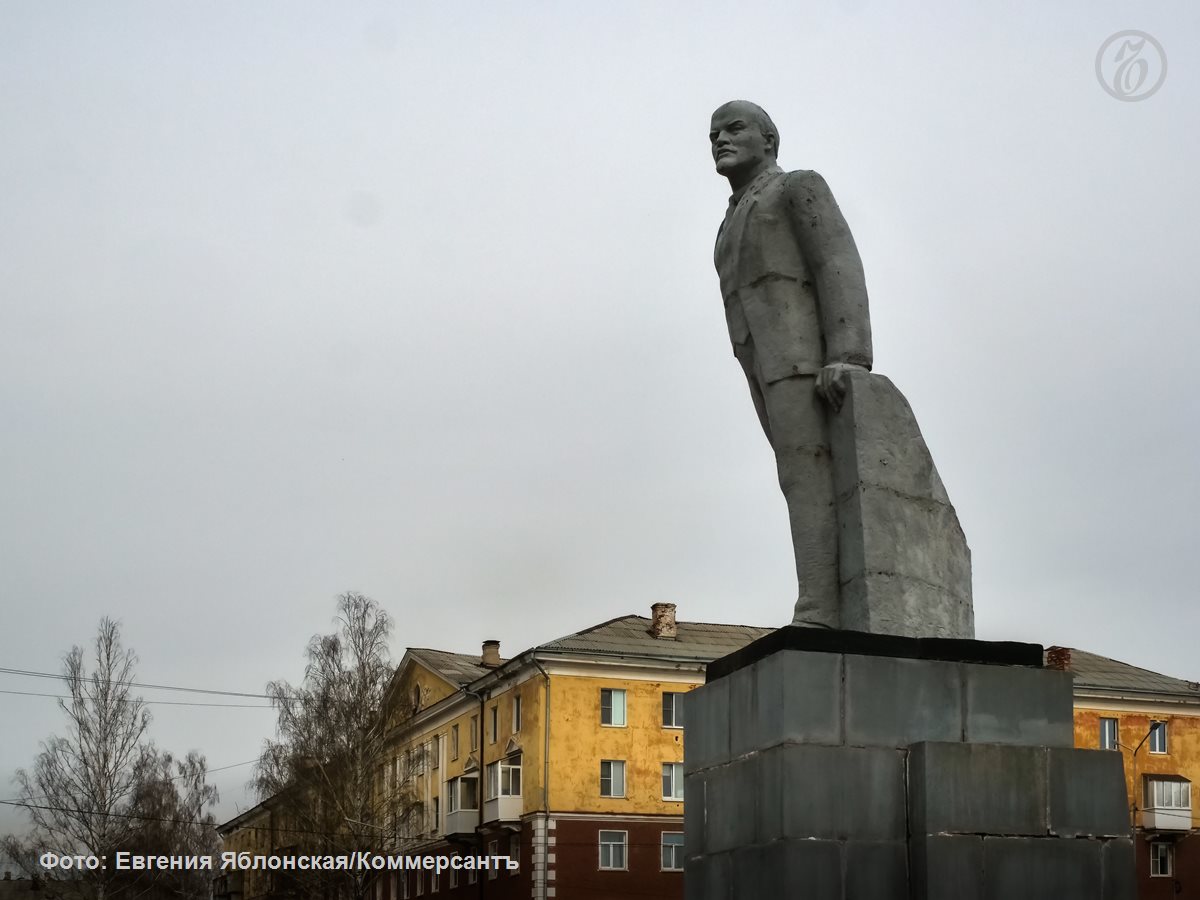 Жители Ревды  Свердловская область  проголосовали за перенос памятника Владимиру Ленину в Ленинский сквер и установку фонтана на площади Победы. Соответствующее решение по итогам опроса поддержали 1815 человек. Вариант вернуть памятник на площадь Победы и оставить ее в существующем виде выбрали 1082 жителя.  «Администрация благодарит жителей за участие в опросе. Решение о месте установки памятника Владимиру Ленину на сегодняшний день не принято»,— написали в мэрии Ревды.