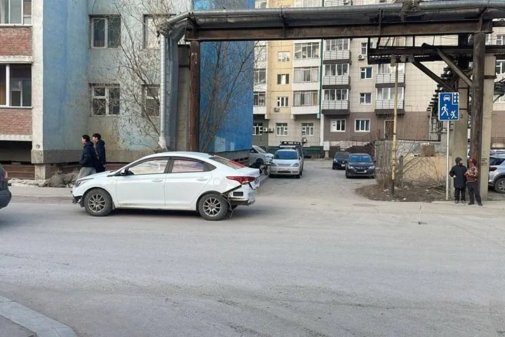 Ребенок попал под колеса машины перебегая дорогу Госавтоинспекция Якутии проводит проверку по факту ДТП на улице Бестужева Марлинского в котором пострадал несовершеннолетний пешеход Информация о случившемся поступила в дежурную группу 30 апреля в 19 12 от диспетчера Республиканской больницы 1 Сбитый ребенок самостоятельно обратился к медикам за помощью Пострадавшего госпитализировали для оказания необходимой помощи Сотрудники Госавтоинспекции предварительно восстановили картину происшествия Водитель Хендэ Солярис двигался по улице Бестужева Марлинского со стороны улицы Хабарова в направлении улицы Федора Попова Возле дома 10 он совершил наезд на ребенка который переходил проезжую часть слева направо по ходу движения машины Пешеходный переход в этом месте отсутствовал Фото ГАИ Якутска