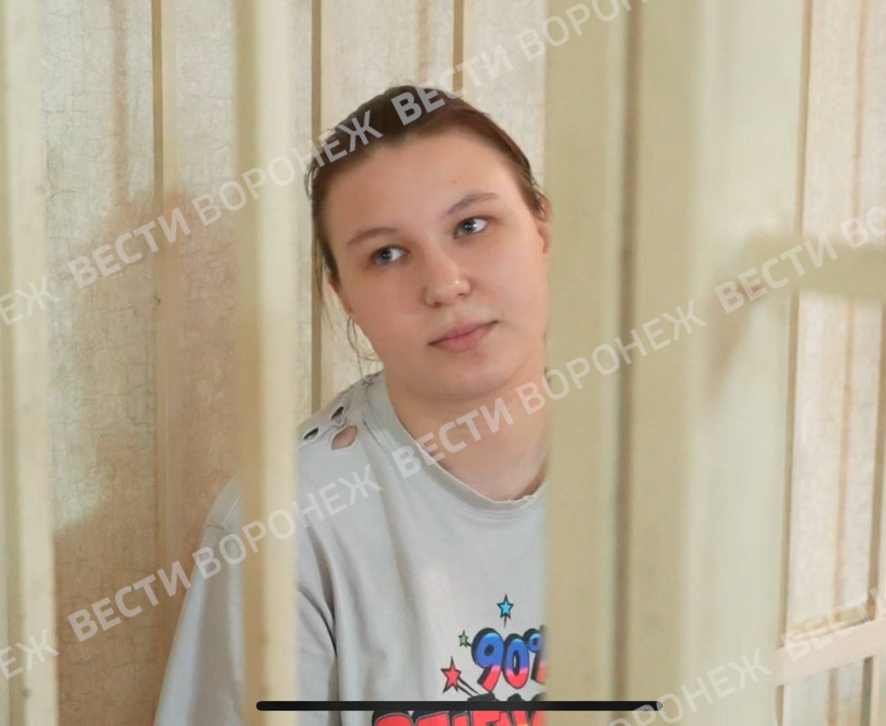 Матери, которая бросила умирать свою 3-летнюю дочь, продлили арест на 6 месяцев На суде Александра Степанова сказала, что раскаивается в содеянном и скучает по дочери. Об этом сообщают «Вести Воронеж». Объяснить, почему она бросила малышку умирать, не смогла. Большой воронежский. Подписаться