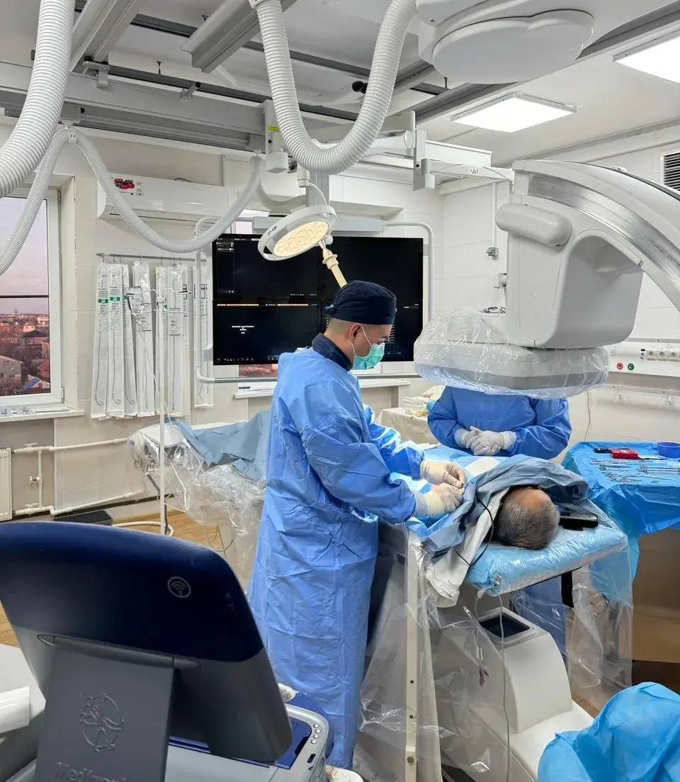 1500 высокотехнологичных операций на сердце провели астраханские медики за год Благодаря установке стентов пациентам вернули полноценное кровоснабжение сердца что значительно улучшило качество их жизни Современная кардиохирургия продолжает спасать тысячи жизней астраханцев Ключевым методом диагностики остаётся коронарография За последний год специалистами Александро Мариинской областной больницы и Городской клинической больницы 3 им С М Кирова выполнено свыше 4000 исследований позволяющих на ранних этапах выявлять сосудистые патологии и определять дальнейшую тактику лечения Кроме того в прошлом году около 150 жителей региона получили новые кардиостимуляторы С начала этого года медицинскими работниками проведено уже 26 подобных операций Они выполняются малоинвазивным методом с местной анестезией а реабилитация занимает всего 2 3 дня Все новости также на моем канале в МАХ