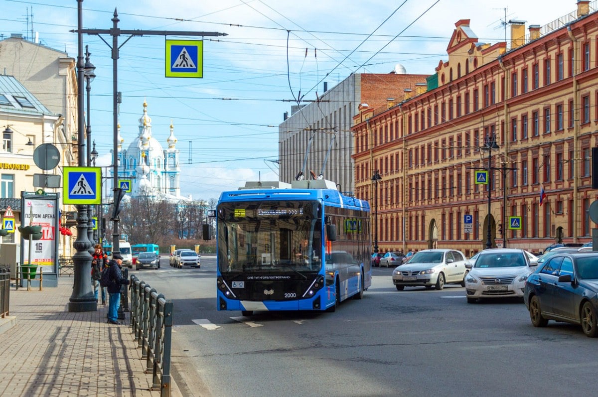 «БКМ-холдинг» в 2024 году увеличил объем производства почти на 10%  В прошлом году предприятие выпустило две новые модели — полностью низкопольный трехсекционный трамвайный вагон  Т856  и кузов трамвайного вагона с переменным уровнем пола  Т701 .   В Нижнем Новгороде собирают электробусы и трамваи «МиНиН». В этот город отправляется и первый Т856.  В ходе экологического проекта Шклов полностью перешел на электробусы Е321 «Ольгерд». Эта техника также перевозит пассажиров в Краснодаре и Сочи.