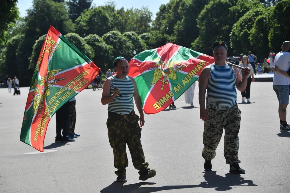 Шествия колонн по центральным улицам Перми в День пограничника не будет Одной из причин такого решения стала невозможность силами общественной организации арендовать большегрузную технику для перекрытия улиц во время движения колонны. Еще одна причина отмены массового шествия — на СВО пропал без вести ветеран Дмитрий Бирюков. Обычно перед праздником он занимался вопросами обеспечения безопасности, перекрытия дорог и изменения маршрутов общественного транспорта. При этом праздничные мероприятия в День пограничника состоятся. Все события 28 мая пройдут на центральной набережной Камы. Сбор ветеранов-пограничников начнется в 10:00 на площади у Речного вокзала. Подпишись на «КП-Пермь» Поучаствовать в нашем розыгрыше