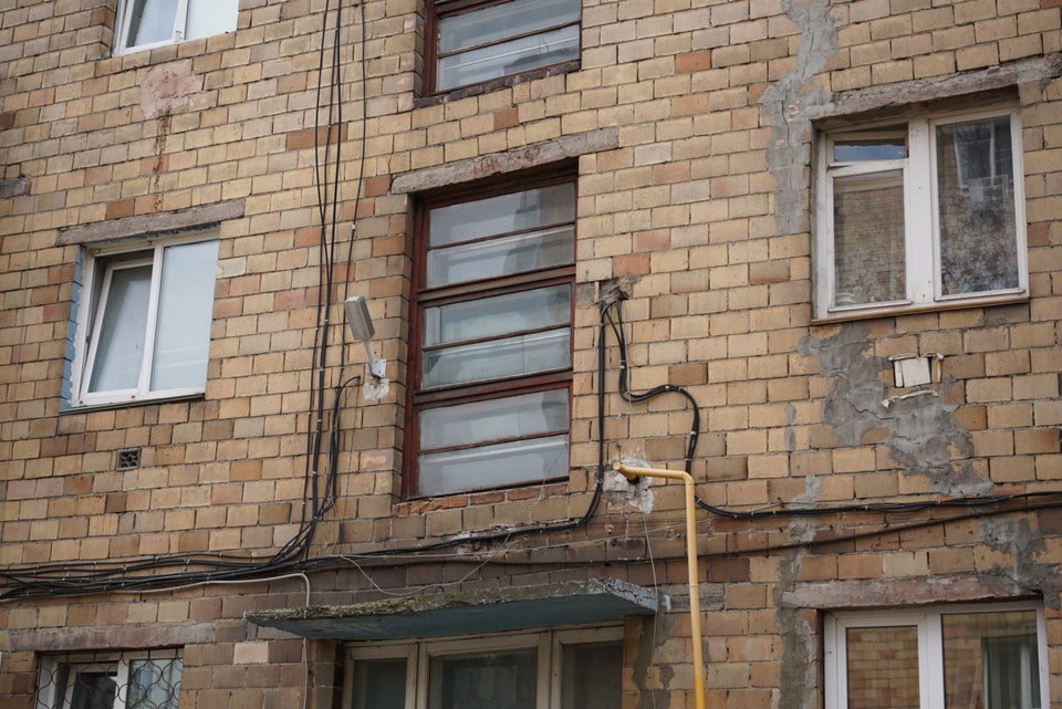 В Красноярске сотрудники Следственного комитета завели уголовное дело о халатности из-за обвалившегося грунта у пятиэтажного дома на улице Бограда, 114 Зданием заинтересовались в центральном аппарате ведомства после публикаций в телеграм-каналах и СМИ. Напомним, утром 2 июля у первого подъезда здания провалился асфальт с грунтом. В результате фундамент и несущая стена здания просели на один метр. В телеграм-канале сообщается, что дом находится в непригодном состоянии: фундамент разрушается, на отмостке образовались глубокие трещины, подвал затапливается грунтовыми водами, – добавили в СК. Глава Следственного комитета России Александр Бастрыкин запросил доклад по уголовному делу.