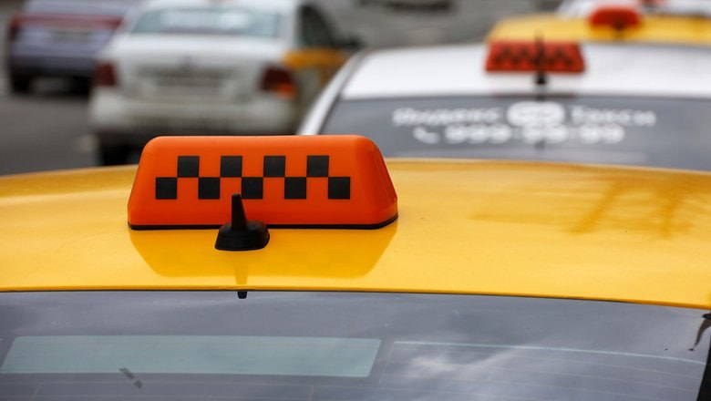 Правительство Москвы в 2025 году выделит 450 млн рублей на обновления автопарка такси и каршеринга Прием заявок от юрлиц и ИП будет идти до 30 ноября Получить субсидию смогут зарегистрированные в качестве налогоплательщиков в Москве для такси и каршеринга а также физлица с оформленной самозанятостью для такси От претендента потребуется заключение договора лизинга или кредитного договора и отсутствовие задолженности по уплате обязательных платежей получение разрешения на перевозку пассажиров и багажа на территории Москвы Данные об автомобилях каршеринга должны передаваться в ЕРНИС Также обязательно парковочное разрешение для машин с ДВС Важно еще учесть субсидию можно получить на покупку автомобиля собранного на территории Москвы для такси за исключением машины с подъемником для боковой посадки через сдвижную дверь экологический класс машины должен быть не ниже Евро 5 а стоимость автомобиля не более 5 млн рублей не более 10 млн в случае с электрокаром с даты изготовления автомобиля должно пройти не более 6 лет на день подачи заявки Напомним Минпромторг представил список машин которые можно использовать в такси в соответствии с законом о локализации По мнению главы Яндекс Такси Александра Аникина применение этого перечня в его текущем виде может оставить многие города и тарифные классы без притока новых автомобилей Подробнее в материале Транспорт и логистика Подписаться