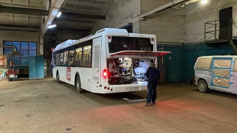 На Кировском автотранспортном предприятии проводят обслуживание кондиционеров в автобусах.  Сейчас 50 автобусов оборудованы системами охлаждения. После каждого рейса специалисты проверяют и чистят кондиционеры, дозаправляют фреоном и осматривают электронику.  Из-за частых остановок и открывания дверей температура в салоне может повышаться, поэтому пассажиров просят отнестись к этому с пониманием. В автобусах и троллейбусах без кондиционеров для свежего воздуха рекомендуют открывать окна и люки.