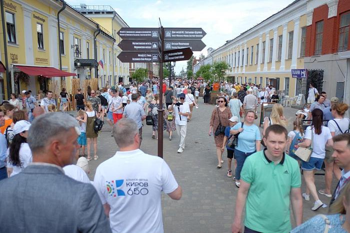 По данным Росстата, за первый квартал 2025 года Киров принял более 150 тысяч туристов, что на почти 20 тысяч человек больше по сравнению с аналогичным периодом 2024 года. Согласно опубликованной статистике, с января по март 2024 года регион посетили 132 736 туристов. В 2025 году этот показатель увеличился до 152 798 человек. Для сравнения: в первом квартале 2023 года число туристов составило 187 982 человека.