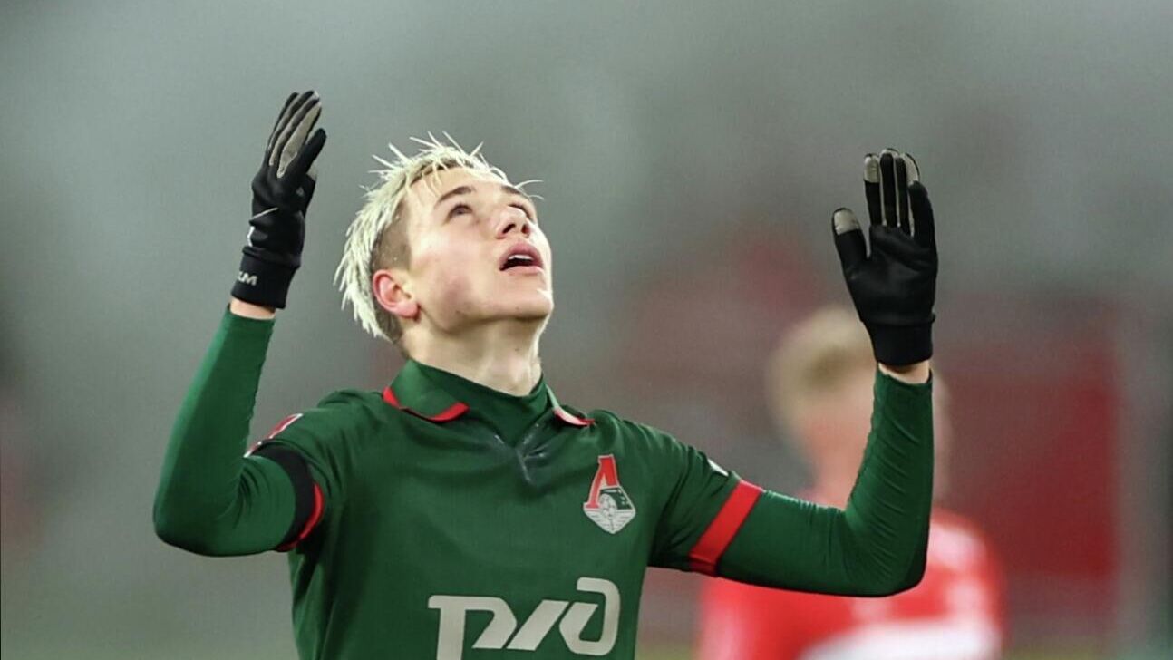 Нападающий Краснодара Джон Кордоба полузащитник московского ЦСКА Матвей Кисляк и хавбек столичного Локомотива Алексей Батраков являются лучшими игроками первой части чемпионата страны заявил РИА Новости почетный президент Российского футбольного союза РФС Вячеслав Колосков В первую пятерку таблицы Российской премьер лиги РПЛ после 18 туров входят Краснодар 40 очков петербургский Зенит 39 Локомотив 37 ЦСКА 36 и калининградская Балтика 35 Батраков с 11 мячами является лучшим бомбардиром первенства в его активе также шесть результативных передач На счету Кордобы восемь голов и три паса Кисляк во всех 18 матчах команды выходил в стартовом составе он забил четыре мяча и сделал четыре передачи Если подводить итоги первой части чемпионата России то в тройку лучших футболистов я бы включил Джона Кордобу Матвея Кисляка и Алексея Батракова Эти футболисты в прошедших 18 турах чемпионата страны показали все что они умеют сказал Колосков