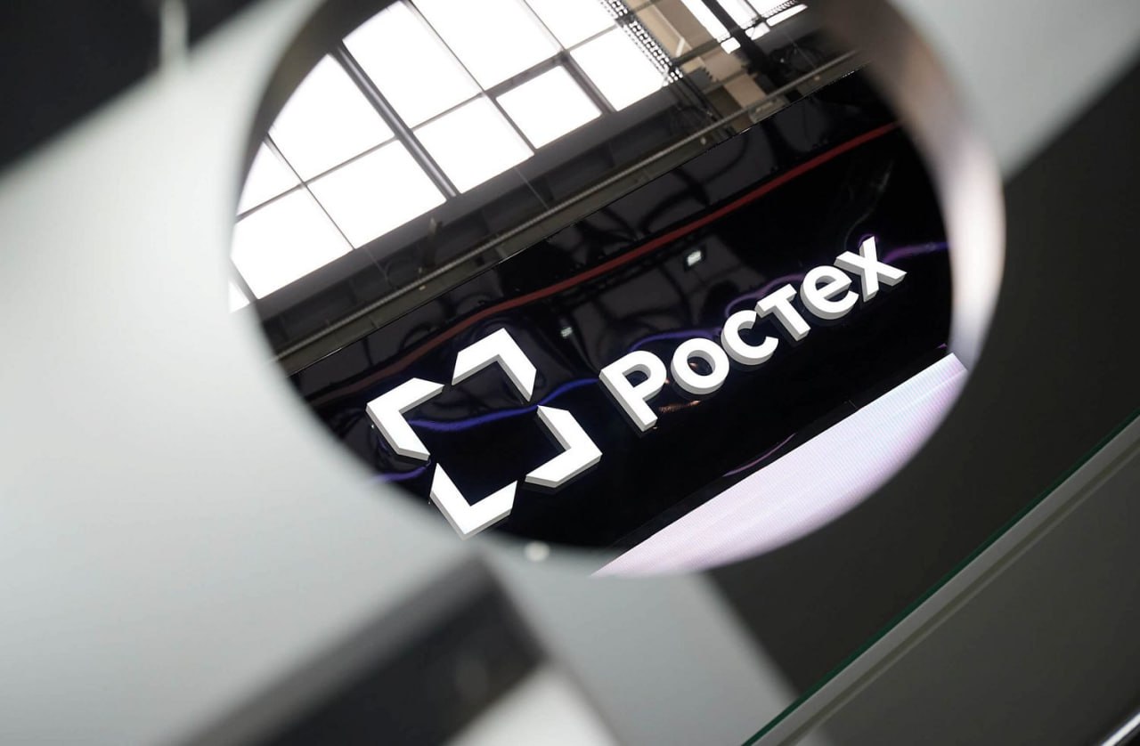 Ростех проводит летные испытания новых многофункциональных дронов  В модельный ряд беспилотных авиационных систем  БАС  «Росэла» в настоящее время входят три изделия — гексакоптер, который можно применять, например, для распыления реагентов. Также разработаны два варианта дронов самолетного типа с электрическим и бензиновым маршевым двигателем. Самолетные БАС также имеют возможность вертикального взлета и посадки и предназначены для визуального и инструментального мониторинга территорий.   Дроны оснащены российской системой автоматического пилотирования и навигации, которая позволяет выполнять полеты в автоматическом режиме, но с возможностью перехода на ручное управление.  Связь между БАС и наземной станцией защищена от внешних воздействий и помех и дублируется резервными каналами.   Рынок беспилотной авиации стремительно развивается: по прогнозам экспертов, его объем к 2030 году превысит 18 млн БАС в год. Ключевое конкурентное преимущество «Росэла» — высокая степень локализации: почти 100% компонентов производятся в России. Кроме того, особое внимание уделяется летно-техническим характеристикам, удобству эксплуатации и детальной проработке эксплуатационной документации,  — отметили в холдинге.  ⏺подписаться