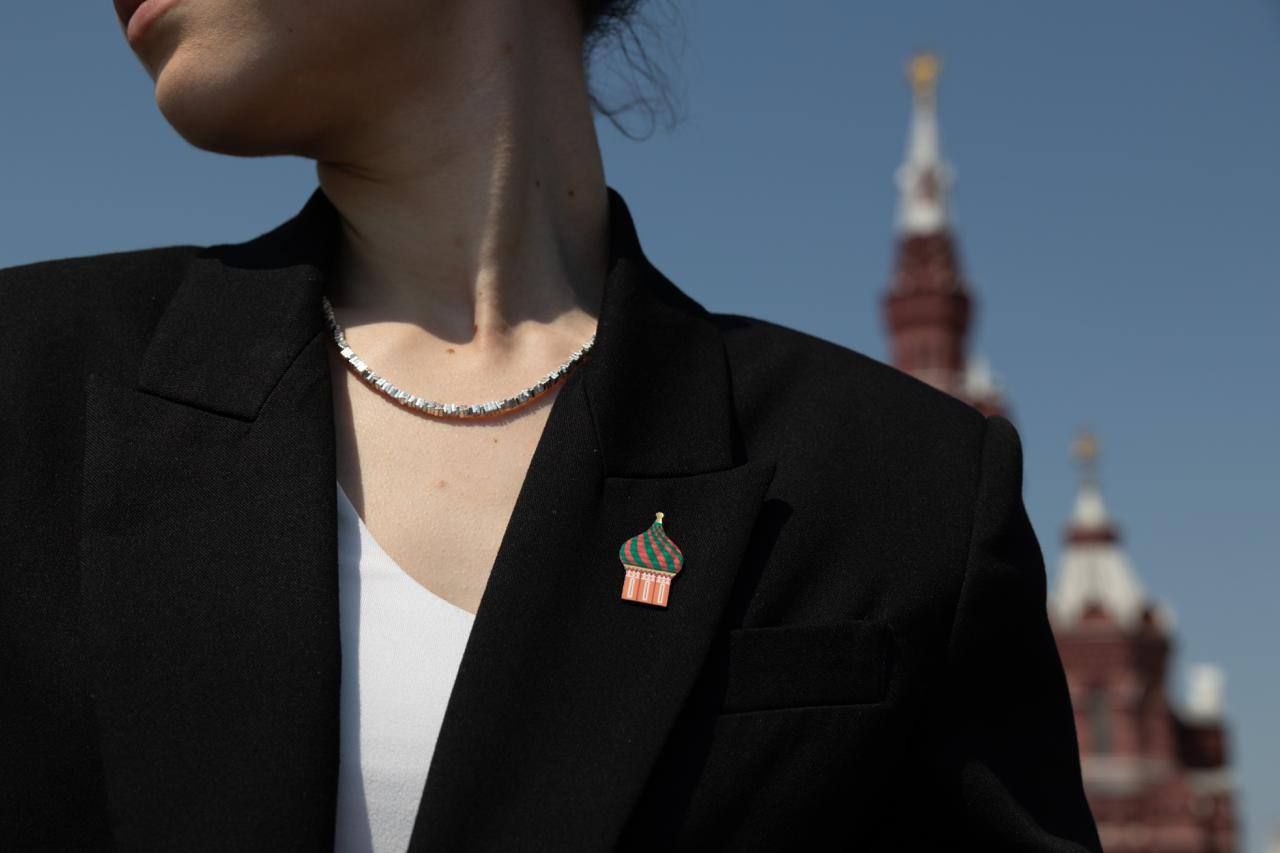 Исторический музей изъял из продажи значки с собором Василия Блаженного без крестов   Внимание на сувенирные значки с собором без крестов обратили телеграм-каналы. Например, 13 июня об этом писал «Многонационал», который насчитывает почти 386 тысяч подписчиков.   «В основу дизайнерского решения значков, упомянутых в СМИ, легла исключительно стилизация архитектурной детали, подчеркивающая необыкновенную выразительность собора. Мы приносим искренние извинения всем, чьи чувства были невольно задеты дизайном сувенирных значков. После внимательного изучения ситуации музей принял решение изъять всю продукцию, вызвавшую дискуссию, и прекратить её продажу до внесения необходимых изменений»,  — сообщил музей 15-го числа.   При этом музей анонсировал конкурс на разработку дизайна официальной серии сувениров для музея-собора. Выбрать победителя он планирует путем голосования пользователей.   15 июля Госдума в третьем чтении приняла закон о запрете на изображение объектов религиозного значения без символов «христианства, ислама, буддизма, иудаизма и других религий».
