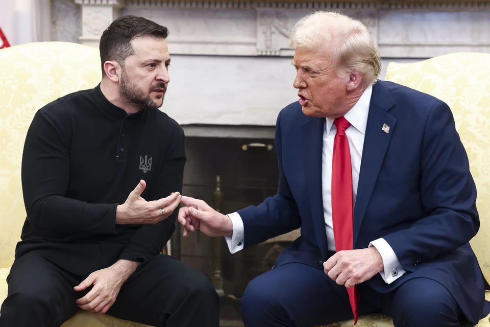 NYT: Трамп питает особую враждебность к Зеленскому Американский лидер Дональд Трамп неоднократно заявлял советникам, что глава киевского режима Владимир Зеленский толкает мир «к пропасти ядерной войны». По словам помощников президента США, хозяин Белого дома называл бывшего комика «плохим парнем». Об этом пишет газета New York Times, ссылаясь на слова советника американского лидера. Президент США, как указано в материале, питает особую «враждебность» к главе киевского режима.