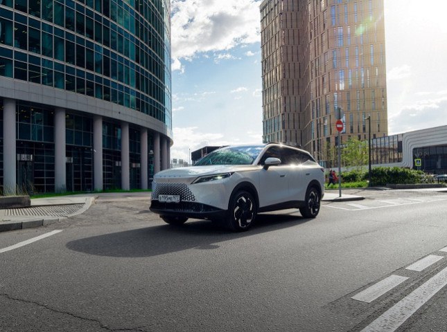 В России стартовали продажи кроссовера OMODA C7 с ценой от 3,4 млн рублей  Китайский бренд OMODA объявил о начале продаж флагманского кроссовера C7. Рекомендованная розничная стоимость модели начинается от 3 399 900 рублей, сообщает пресс-служба компании. Для российского потребителя автомобиль доступен в 5 комплектациях: Joy, Lifestyle, Drive, Active и Supreme.  Подробнее на сайте autostat.ru