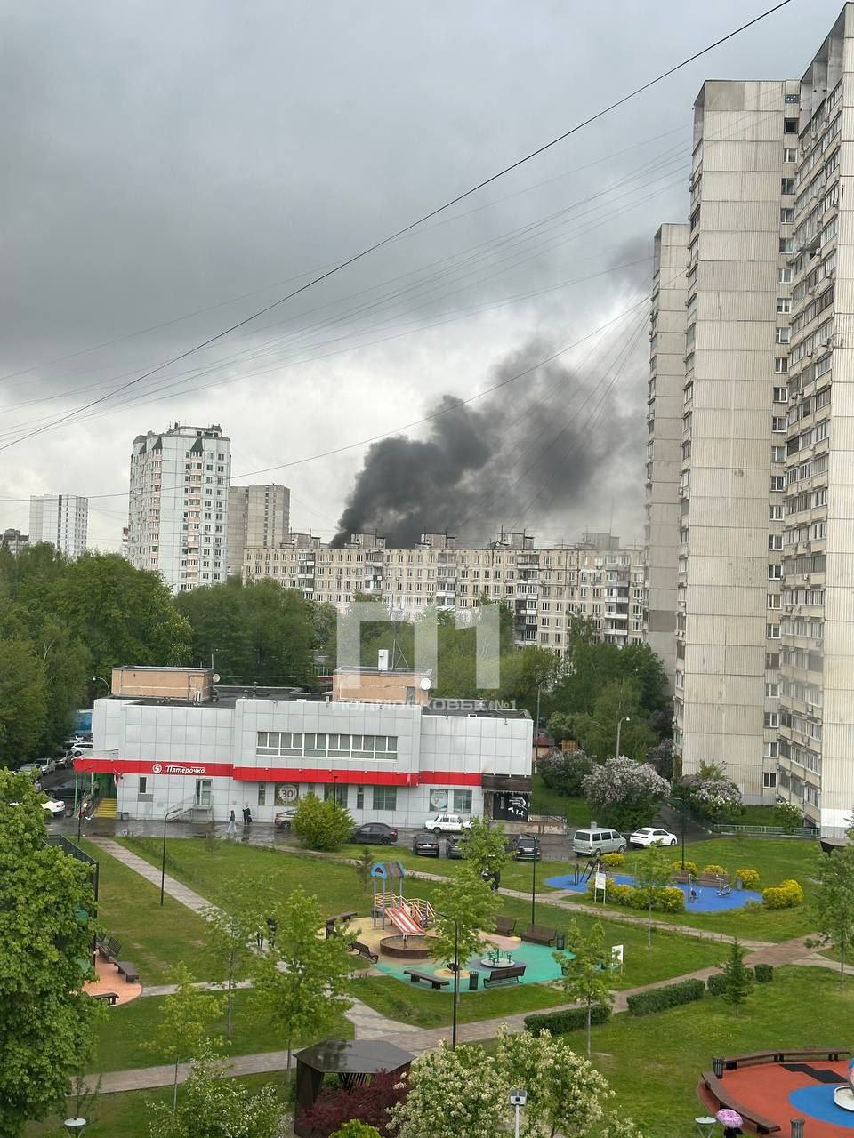 Крупный пожар в Печатниках — шесть этажей отрезаны огнём. Загорелся балкон на первом этаже, затем пламя пошло вверх. Люди просят о помощи, на место едут пожарные. Подписаться Написать нам