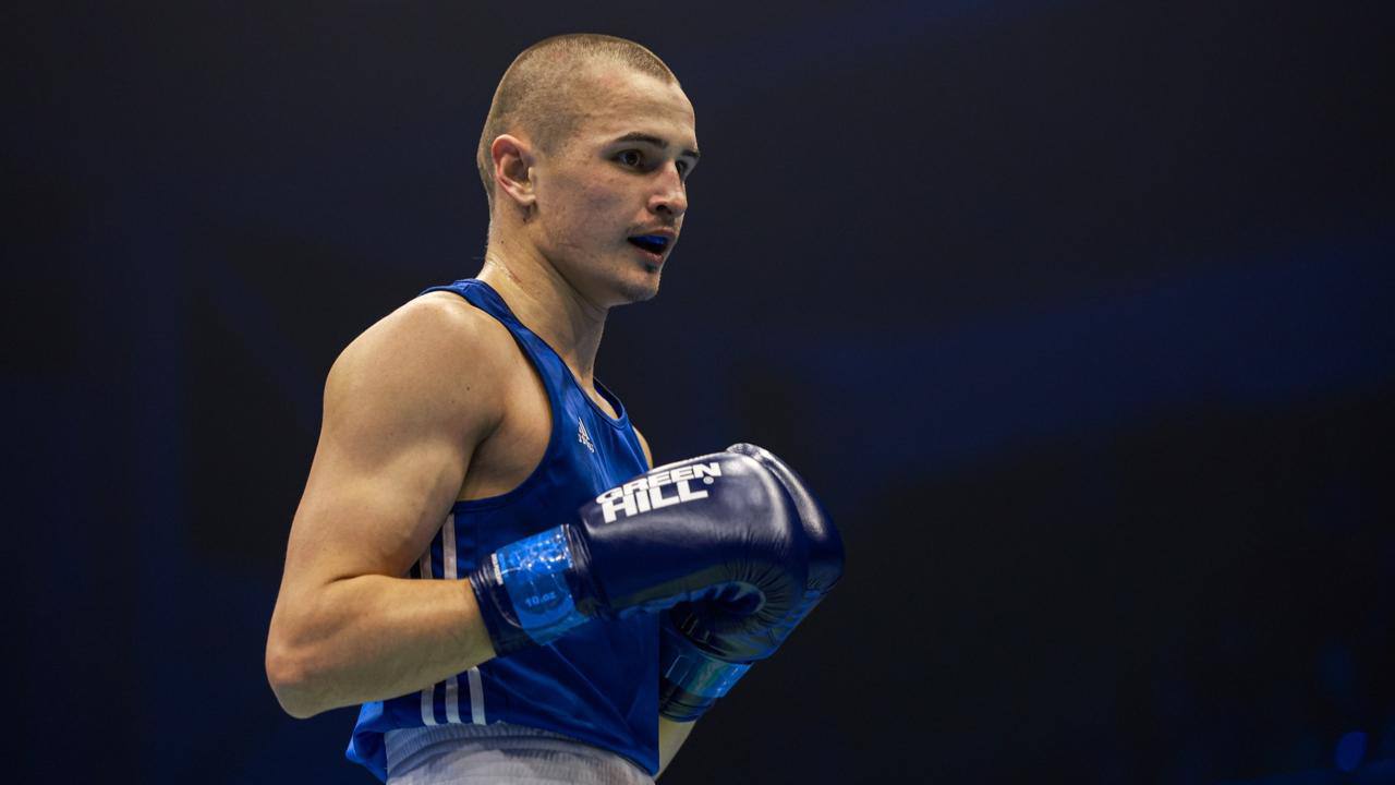 Россиянин Евгений Кооль вышел в финал чемпионата мира по боксу в весовой категории до 67 кг В поединке в весовой категории до 67 кг Кооль одолел Ованеса Бачкова из Армении В решающей стадии россиянин встретится с олимпийским чемпионом 2024 года Асадхужой Муйдинхужаевым из Узбекистана Подписывайтесь на РИА Новости Спорт в MAX