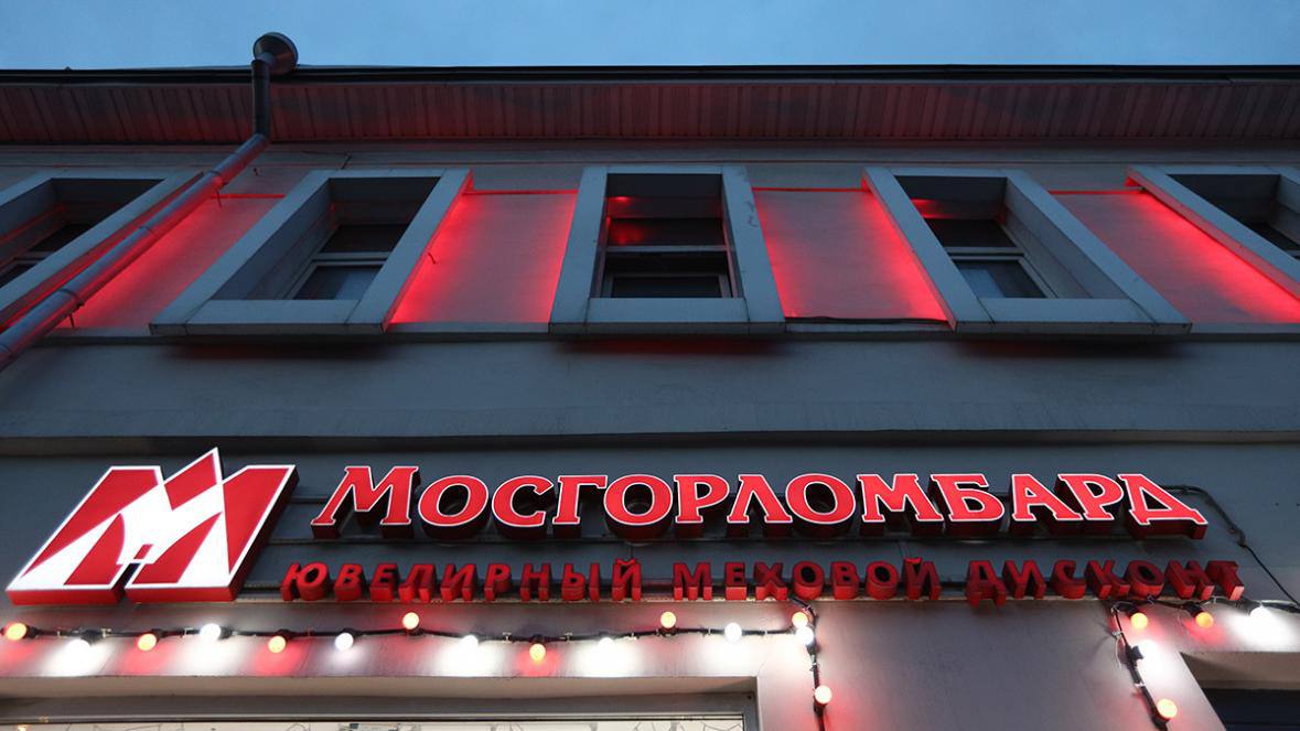 «Мосгорломбард» собирается приобрести две крупные ломбардные сети в Москве, и сделка на миллиард рублей почти заключена, как пишет «Ведомости». Эксперты прогнозируют, что благодаря этим покупкам компания захватит 15% рынка залоговых займов, что приближает её к цели в 40% к 2027 году. Кроме того, «Мосгорломбард» нацелился на 3% общероссийского рынка ресейла, который через пару лет может достичь 3 трлн рублей. Финансовые результаты уже впечатляют: чистая прибыль выросла почти в 5 раз, до 225 млн рублей, а выручка — до 3 млрд рублей.