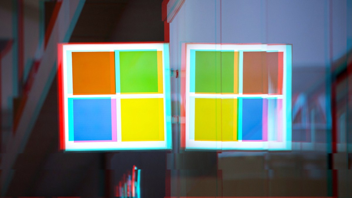 Microsoft делает серьёзный шаг к «локальному» ИИ: компания интегрирует самый компактный из открытых языковых моделей OpenAI прямо в Windows. Теперь разработчики и энтузиасты смогут запускать продвинутый генеративный ИИ без подключения к облаку, экономя время, деньги и конфиденциальность данных. Модель ориентирована на работу даже на скромных ноутбуках, поддерживает офлайн-кодирование, чат и резюмирование документов. Это открывает новый рынок десктопных приложений с ИИ-функциями и готовит Windows к эре edge-вычислений.  Источник