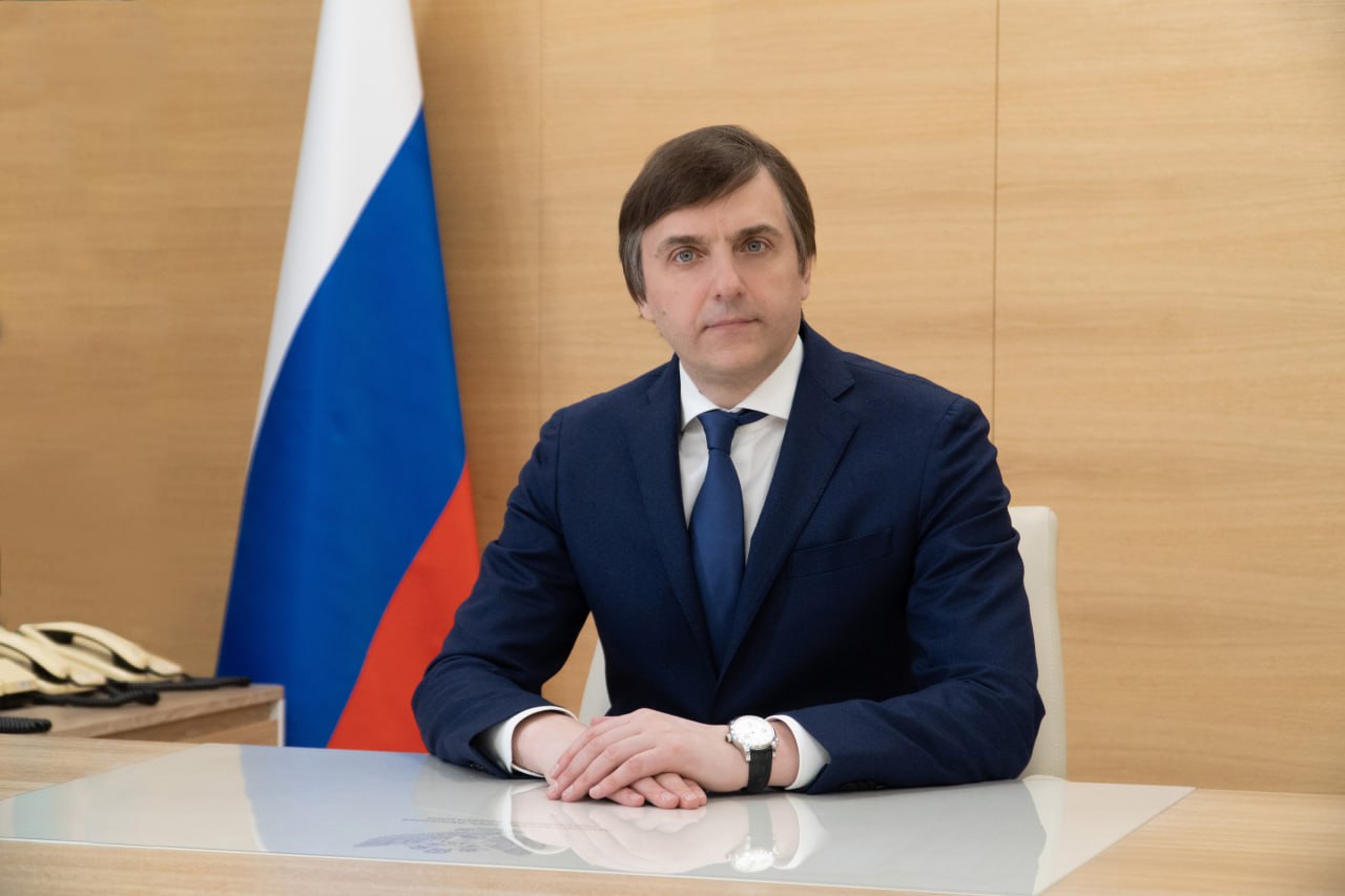 Сергей Кравцов поздравил учителей школ преподавателей колледжей и вузов ученых с Днем математика Глава Минпросвещения подчеркнул что математика давно перестала быть просто академической дисциплиной она стала ключевым элементом технологического суверенитета России основой для развития квантовых технологий биотехнологий оборонной промышленности и искусственного интеллекта И в основе этого прогресса ваш ежедневный вдумчивый труд Наша общая задача не только сохранить лучшие традиции сильной математической школы но и воспитать поколение которое мыслит аналитически логически и творчески Мы видим как растет интерес детей и подростков к математике и естественно научным предметам и наша обязанность поддерживать этот интерес обеспечивая всем обучающимся условия для развития способностей Утвержденный Правительством комплексный план по повышению качества математического образования до 2030 года уже дает ощутимые результаты растет число школьников изучающих математику углубленно создаются инженерные и курчатовские классы развивается олимпиадное движение сказал Сергей Кравцов Также министр просвещения выразил особые слова благодарности педагогам и пожелал вдохновения крепкого здоровья и благополучия Именно вашими усилиями достигаются эти высокие результаты увеличивается доля выпускников успешно сдающих ЕГЭ по математике профильного уровня а наши команды блестяще выступают на международных олимпиадах завоевывая золотые медали Для поддержки вашей работы мы обновляем образовательные стандарты создаем единые программы и методические ресурсы развиваем систему повышения квалификации и стремимся обеспечить школы современным оборудованием Математическое образование это самая надежная и долгосрочная инвестиция в будущее нашей страны Давайте вместе растить поколение которое будет не просто применять но и создавать самые современные технологии С Днем математика подчеркнул Сергей Кравцов Подписаться на Правительство России в MAX