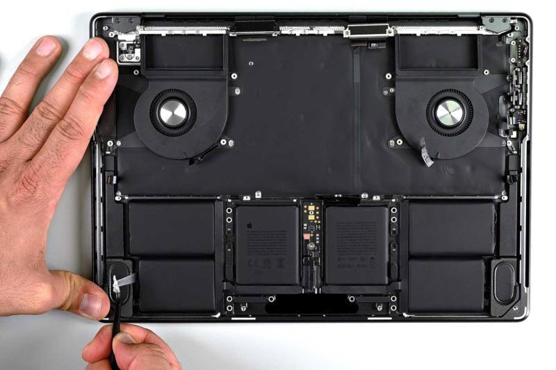 iFixit разобрали MacBook Pro M4 и не нашли заметных изменений  В новом MacBook Pro на чипе M4 Pro практически нет внутренних изменений. Компоновка деталей ноутбука идентична предшественнику, а единственное отличие лишь в увеличенном радиаторе.  Чтобы извлечь батарею, всё ещё потребуется снимать трекпад, а добраться до материнской платы «невероятно сложно и утомительно» из-за большого количества винтов и кабелей.  В итоге ремонт нового MacBook Pro никак не усложнился, что уже можно считать плюсом.