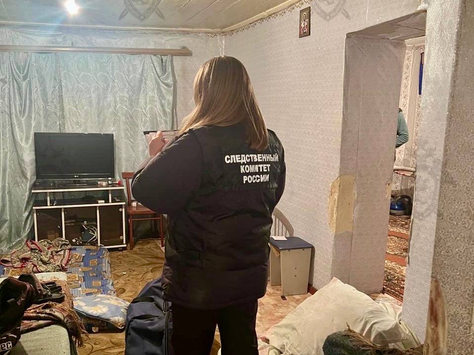 В Мартыновском районе мужчина осужден за убийство Собранные следственным отделом по городу Волгодонск следственного управления Следственного комитета Российской Федерации по Ростовской области доказательства признаны судом достаточными для вынесения обвинительного приговора в отношении 46-летнего жителя Мартыновского района. Он признан виновным в совершении преступления, предусмотренного ч. 1 ст. 105 УК РФ убийство . Следствием и судом установлено, что в феврале текущего года фигурант, будучи в состоянии алкогольного опьянения, находясь у себя в домовладении, расположенном на улице Комсомольской в слободе Большая Орловка Мартыновского района, в ходе ссоры на почве ревности нанес 37-летнему знакомому множественные удары двумя ножами в область груди и живота. От полученных повреждений потерпевший скончался на месте происшествия. В отношении злоумышленника по ходатайству следователя избрана мера пресечения в виде заключения под стражу. Приговором суда ему назначено наказание в виде лишения свободы сроком на 8 лет с отбыванием наказания в колонии строгого режима. Приговор не вступил в законную силу.