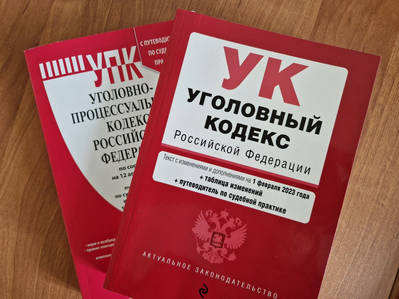 Житель Северодвинска предстанет перед судом по обвинению незаконном лишении свободы несовершеннолетнего  Региональными следственными органами СКР установлено, что 21 апреля 2024 года днем по месту жительства в городе Северодвинске обвиняемый, находясь в состоянии опьянения, вызванного употреблением алкоголя и наркотических средств, в ходе конфликта, возникшего с 17-летним сыном сожительницы, связал тому руки и ноги ремнями и оставил в комнате. Через некоторое время потерпевшему удалось самостоятельно освободиться и покинуть жилище.  В ходе допроса обвиняемый признал свою вину. Дело направлено в суд для рассмотрения по существу.