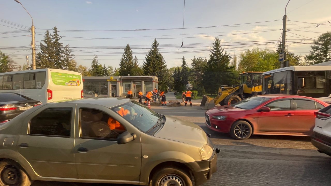 За год омские дороги стали безопаснее  Мэр Сергей Шелест в своём телеграм-канале рассказал о ситуации с аварийностью на омских дорогах за восемь месяцев текущего года. По сравнению с этим же периодом 2023 количество ДТП снизилось с 1 258 до 1 185 случаев, то есть на 5,5%. Количество раненых сократилось на 11%, а погибших стало меньше на 25,8%.  «Отмечу, что снижение показателя аварийности в Омске связано с реализацией профильными структурами администрации комплекса мероприятий. В их числе — устранение выявленных очаговых аварийности и повышение безопасности движения вблизи социальных учреждений, в первую очередь, у городских школ», — подчеркнул Сергей Шелест.