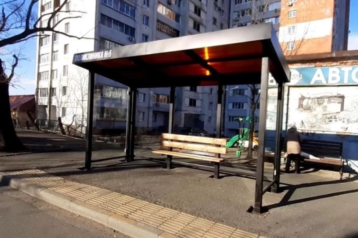 Во Владивостоке до конца октября планируют установить 16 новых остановочных павильонов . Заявки от подрядчиков принимают до 16 июня, сообщила пресс-служба администрации Владивостока . Ремонт и обновление ожидают ещё 36 остановок, включая объекты на острове Русский и в пригородах . Новые павильоны будут антивандальными и оборудованы местами для расписаний . Параллельно специалисты продолжают благоустройство прилегающих тротуаров и дорог, а также реализацию частных проектов торговых павильонов с зонами ожидания . #Владивосток #остановки #транспорт #город #новости Подробнее