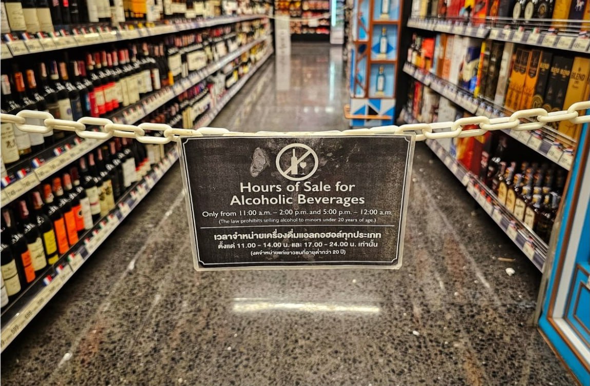 В Таиланде приняли поправки к закону об алкоголе теперь действующие ограничения будут распространяться и на пиво Новые правила вступят в силу уже с 8 ноября Поправки расширяют понятие алкоголя на все напитки с содержанием спирта более 0 5 в связи с чем под ограничения также попадает пиво Также теперь запрещена реклама алкогольных напитков в любом её виде в том числе путём спонсорства рекламных акций и других способов Как и прежде купить спиртное можно будет только с 11 00 до 14 00 и с 17 00 до полуночи В остальное время продажа запрещена в том числе в отелях барах и ресторанах Также ужесточат санкции против нарушителей например продавцам может грозить штраф до 100 тыс бат и или тюремное заключение В свою очередь министр туризма и спорта Анутин Чарнвиракул призвал правительство пересмотреть действующие правила и отменить запреты на дневную продажу алкоголя которые затрагивают туристов Да министр туризма и спорта посчитал странным выгонять туристов из заведений в 14 00 и просить вернуться за алкоголем в 17 00 ranarod