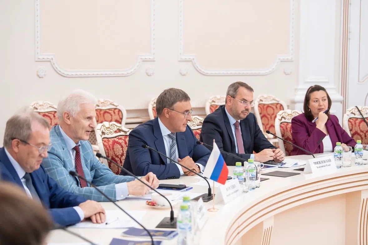 Глава Минобрнауки России провел совещание по подготовке II Международной конференции по общественно-гуманитарным наукам в Мариуполе Новости / Новости Министерства Участие в заседании также приняли помощник Президента России Андрей Фурсенко, президент Российской академии наук Геннадий Красников, глава Донецкой Народной Республики Денис Пушилин.