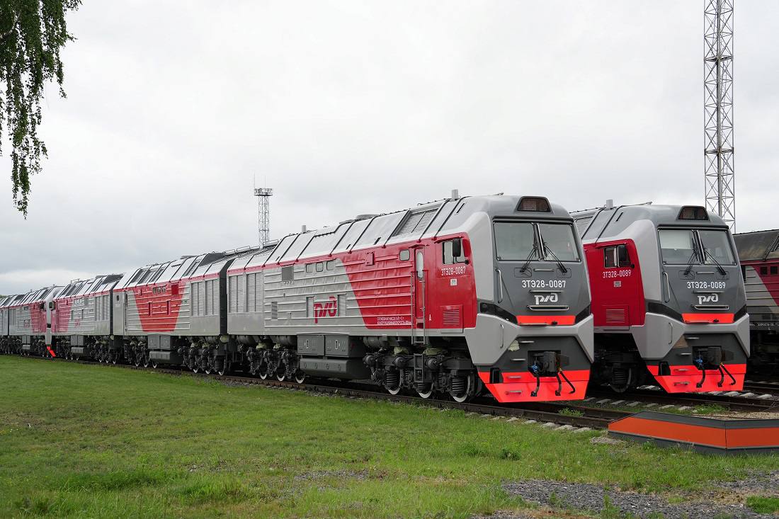 БМЗ подтвердил российское происхождение тепловоза 3ТЭ28 Магистральный грузовой тепловоз 3ТЭ28 выпускаемый на Брянском машиностроительном заводе БМЗ включен в реестр российской промышленной продукции Минпромторга России БМЗ в 2025 году подтвердил российское происхождение трех серийно выпускаемых тепловозов маневровых ТЭМ18ДМ и грузовых магистральных 2ТЭ25КМ и 3ТЭ28 Для этого была проведена масштабная работа с поставщиками Торгово промышленной палатой Российской Федерации и ответственными организациями Включение тепловозов БМЗ в реестр Минпромторга официально подтверждает их производство на территории России Все серийные локомотивы БМЗ собирают из комплектующих отечественного производства Их доля в составе локомотивов превышает 90 Тепловозы 3ТЭ28 БМЗ выпускает с 2023 года Это грузовые магистральные локомотивы способные перемещать составы весом до 7100 тонн в различных климатических условиях и при сложном рельефе Тепловоз 3ТЭ28 разработан для обеспечения грузоперевозок на неэлектрифицированных участках Байкало Амурской магистрали Локомотив отличает экологичность сниженный расход топлива и комфортные условия для работы локомотивных бригад Реестр российской продукции Минпромторга России это перечень промышленной продукции с подтвержденным производством на территории Российской Федерации Реестр создан для оказания поддержки отечественным производителям в рамках развития технологического суверенитета Подписаться на ТМХ