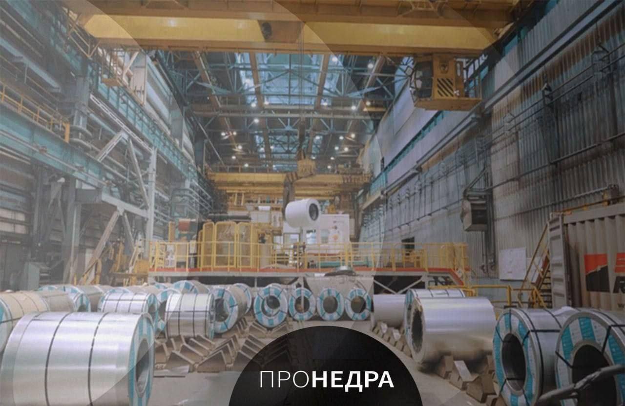 Nippon Steel завершила покупку US Steel за 14,9 млрд долларов Японская Nippon Steel закрыла сделку по приобретению американской US Steel за 14,9 млрд долларов, став, таки образом, вторым в мире производителем стали по объему. Компания заплатила 55 долларов за акцию US Steel. Сделке противостояли профсоюзы и политики США, но администрация Дональда Трампа одобрила ее. US Steel сохранит название, штаб-квартиру и американское руководство. Nippon проинвестирует в активы компании 11 млрд долларов до 2028 года, а производственные мощности холдинга вырастут до 86 млн тонн в год. Пронедра/Подписывайся