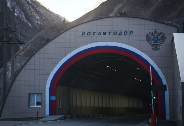 Тоннель на Транскаме в Северной Осетии отремонтируют за 961,6 млн рублей. Конкурс на капремонт объявлен УпрДор «Кавказ». Длина тоннеля — 273 м, скорость — 40 км/ч. Работы должны завершиться к 10 ноября 2027 года.