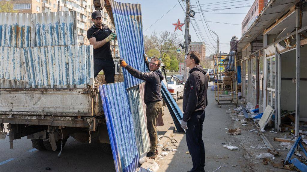Китайский рынок — все: торговые ряды сносят во Владивостоке Во Владивостоке на Второй Речке начался демонтаж торговых павильонов. На улице Русская, 2а, торговцы самостоятельно разбирают свои конструкции, а на следующей неделе работы продолжит муниципальная служба «Содержание городских территорий». Под снос идут 17 объектов, включая павильоны, парикмахерскую и палатку с едой. На этом месте планируют создать новый транспортно-пересадочный узел.