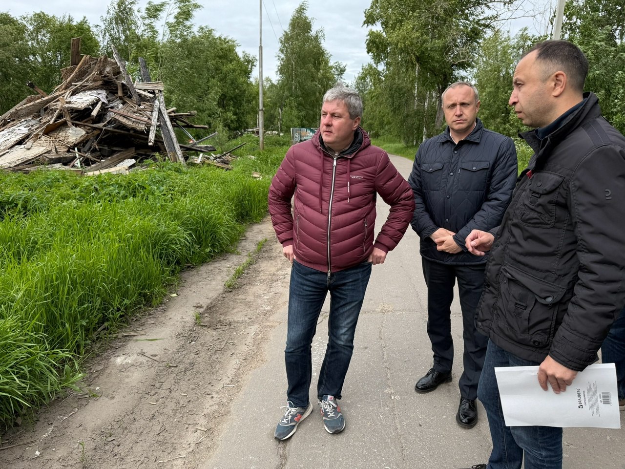 Дмитрий Морев в ходе рабочей поездки проверил объекты Северного округа  В первую очередь глава города проинспектировал ход сноса расселенных деревянных домов. Демонтаж двух объектов на улице Горького и одного на Красных Маршалов затянулся. Дмитрий Морев поручил главе округа провести работу с подрядчиком и, если он не намерен выполнять свои обязательства, искать нового исполнителя.  По остановке на конечной маршрута №60, где всегда собирается много людей, принято решение заново ее оштукатурить, забетонировать основание и установить скамейки. Также взят в работу вопрос некачественного ремонта в некоторых домах округа - управляющую организацию обяжут устратить недостатки.   - На этой неделе начнется строительство скейт-парка по проекту «Комфортное Поморье», предложенному губернатором Александром Цыбульским. Там будет современная скейт-площадка, тротуар и освещение. Дал поручение главе округа и директору «Горсвета», проработать вопрос с видеонаблюдением в парке, - сообщил о посещении одного из объектов Северного округа Дмитрий Морев.