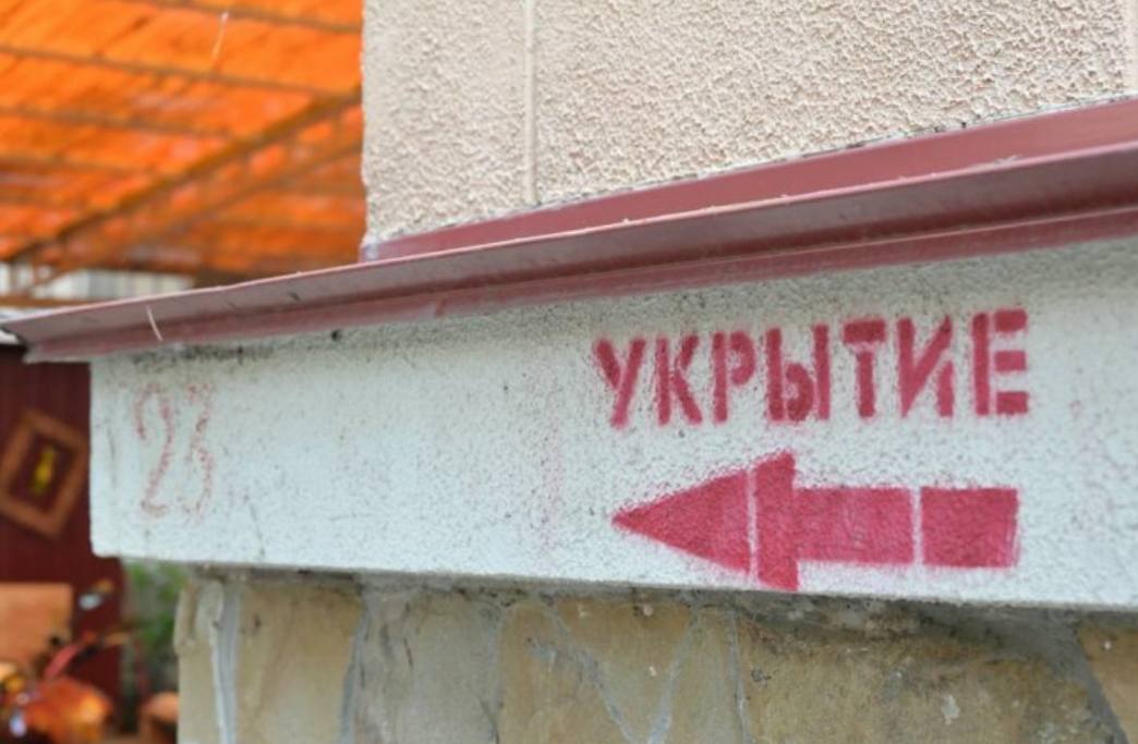 Более 1 2 тысячи подвалов домов в Сочи готовят для укрытия от атак БПЛА В городе продолжается подготовка подвалов в многоквартирных домах для укрытия при угрозе с воздуха В Сочи более 1200 подвалов в многоквартирных домах подходят для защиты людей сообщил мэр города курорта Андрей Прошунин Он уточнил что все объекты нужно правильно содержать Кроме того важна навигация чтобы жители и гости знали куда идти в экстренной ситуации Также во время беспилотной опасности можно использовать подземные переходы площадки и парковки торговых центров социальных объектов и санаториев Сейчас проводится инвентаризация и расчистка помещений В этой работе участвуют сотрудники районных администраций управляющих компаний ТОС общественных и молодежных объединений Фото Пресс служба администрации Сочи rgkuban
