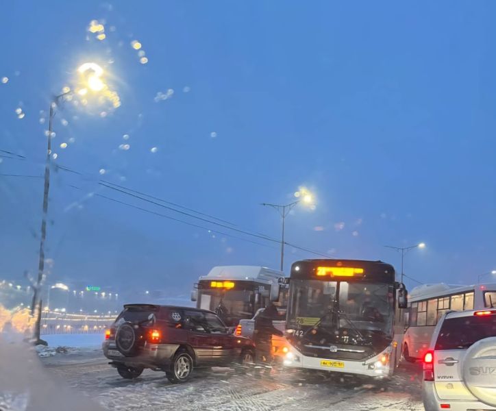 Массовое ДТП с участием автобусов случилось в центре Петропавловска Камчатского В центре Петропавловска Камчатского на площади Ленина произошло массовое ДТП с участием пассажирских автобусов передает агентство КАМЧАТКА ИНФОРМ со ссылкой на сообщения подписчиков По словам очевидцев столкнулись пять автомобилей и два автобуса Ситуация уточняется КАМЧАТКА ИНФОРМ новости Камчатки в Telegram Фоторепортажи и эксклюзивные материалы на kamchatinfo com НАПИСАТЬ НАМ