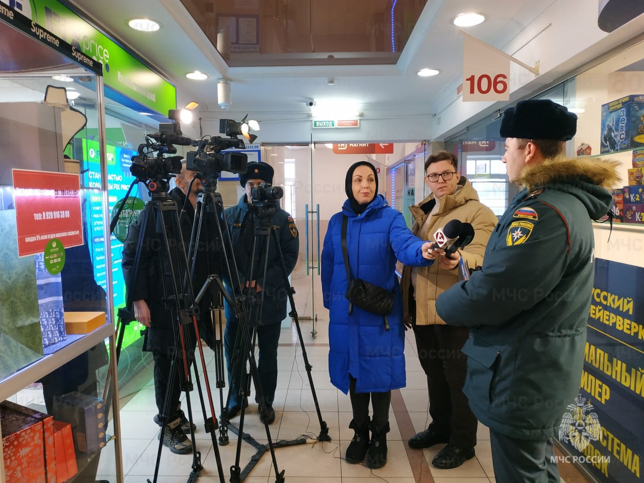 Сотрудники МЧС России и журналисты проверили безопасность пиротехники в магазинах   ‍  18 декабря сотрудники МЧС России с участием представителей СМИ провели профилактический визит по местам продажи пиротехнической продукции в городе Владимире.   Запрещено использовать пиротехнические изделия, не имеющие сертификатов. Перед использованием необходимо внимательно изучить инструкцию. Фитиль следует поджигать на расстоянии вытянутой руки. Зрители должны находиться за пределами опасной зоны – на расстоянии не менее 20 метров.   Категорически запрещается: держать работающие пиротехнические изделия в руках, производить запуск пиротехники в направлении, где находятся люди, примять пиротехнику в помещении, использовать их вблизи зданий, сооружений, деревьев, линий электропередач.