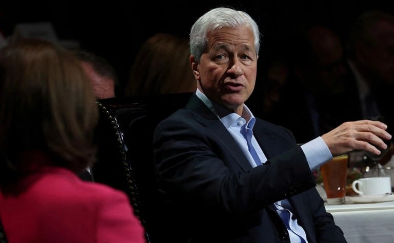 Глава JPMorgan предупредил о «разломе на рынке облигаций» из-за долга США Даймон видит риск для рынка облигаций из-за роста госдолга США, который уже больше $36 трлн. Кроме того, он увидел угрозы для доминирования доллара в мировой экономике и предупредил, что Китай не будет «кланяться» США из-за пошлин США могут столкнуться с проблемами на рынке облигаций, если не решат вопрос со стремительно растущим госдолгом, предупредил генеральный директор JPMorgan Chase Джейми Даймон. «Вы увидите разлом на рынке облигаций, понимаете. Это произойдет», — считает он. «Я просто не знаю, случится ли кризис через шесть месяцев или через шесть лет», — добавил банкир цитаты по The Wall Street Journal . Госдолг США сейчас превышает $36 трлн. По словам Даймона, пандемия коронавируса дестабилизировала долговые рынки, правительство приняло меры для нормализации ситуации, но потом власти «значительно переусердствовали».