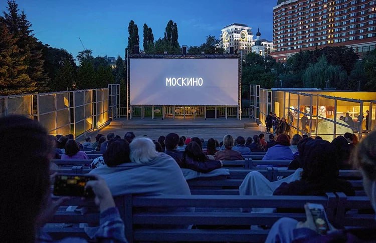 26 июня летний кинотеатр «Москино Музеон» откроется выступлением группы «Город 312» и показом фильма «Питер FM». В течение всего летнего сезона в кинотеатре покажут авторские картины, новинки проката, фестивальные фильмы и мировую классику. Показы зарубежных работ запланированы на языке оригинала с русскими субтитрами.