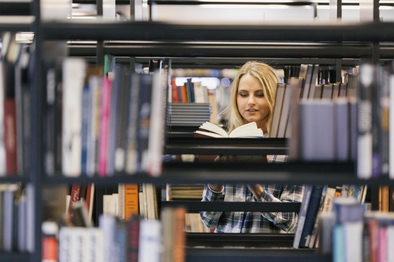 Карту Достоевского хотят ввести для школьников на покупку книг Такую инициативу вице спикер Госдумы Борис Чернышов направил главе минкультуры Ольге Любимовой Предполагается создать карту для учащихся от 14 до 18 лет для приобретения книг На что можно будет тратить деньги Предполагается серьезный подход русская и зарубежная классика по школьной программе золотой фонд мировой литературы произведения современных российских авторов с экспертной оценкой историческая и научно популярная литература Планируется что ежегодно карта будет пополняться на 10 тысяч рублей Покупки будут доступны в специализированных книжных магазинах Такая инициатива поможет поддержать чтение среди молодежи отечественных издателей и книготорговцев а также укрепить культурный суверенитет страны