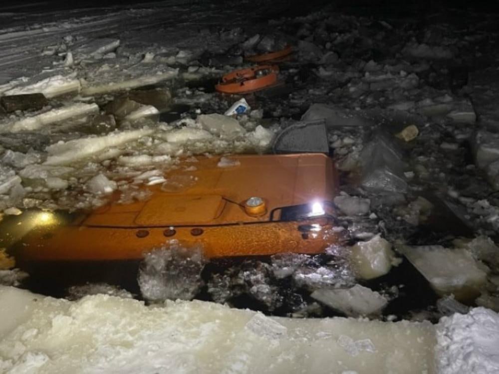 Из бензовоза утонувшего на переправе через реку Мезень откачали топливо Прокуратура начала проверку Архангельской межрайонной природоохранной прокуратурой организована проверка исполнения законодательства об охране окружающей среды после провала бензовоза под лёд в конце декабря прошлого года Напомним вечером 22 декабря на переправе в Мезенском районе под лёд провалился бензовоз Тогда никто не пострадал На тот момент переправа была открыта только для пешеходов но водителя это не остановило В настоящее время проведены работы по откачке бензина из автомобиля загрязнения нефтепродуктами реки Мезень массовой гибели биологических ресурсов не допущено В ходе проверки будет дана оценка действиям виновных лиц по соблюдению предписаний водоохранного законодательства При наличии оснований будет принят комплекс мер прокурорского реагирования Фото МЧС